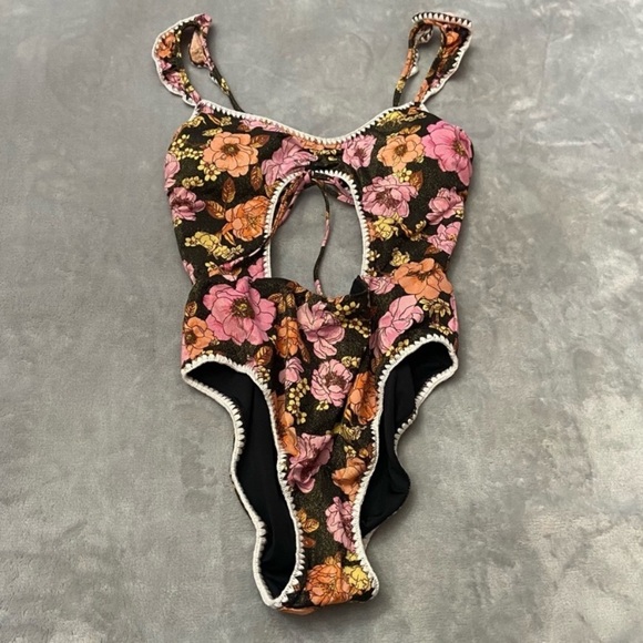 New! Victoria’s Secret Floral Cutout Ruffled One Piece Swimsuit 3535 - Picture 2 of 7
